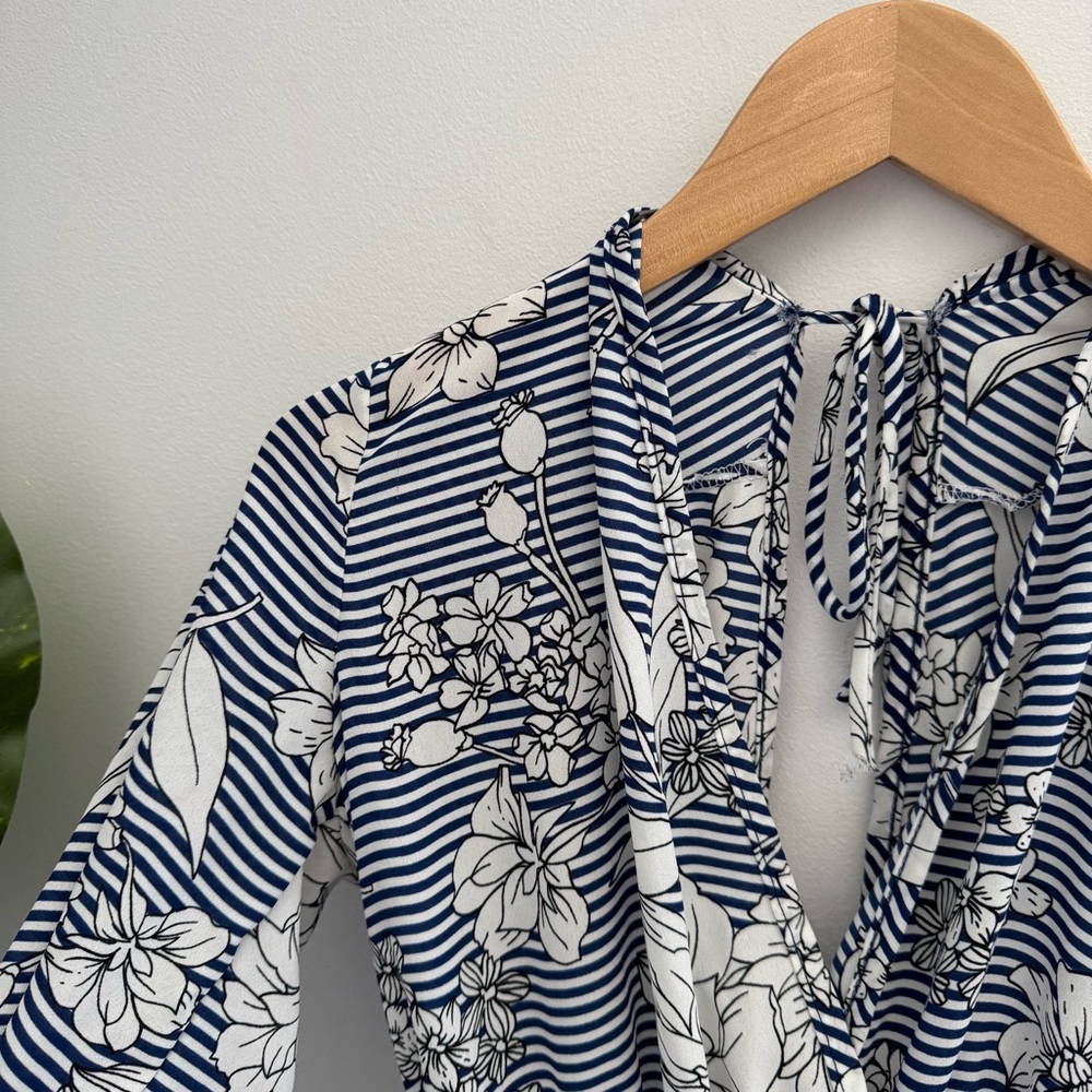 CHARLOTTE RUSSE | Floral Navy & White Blouse Cinched Waist Size Small - Picture 3 of 4